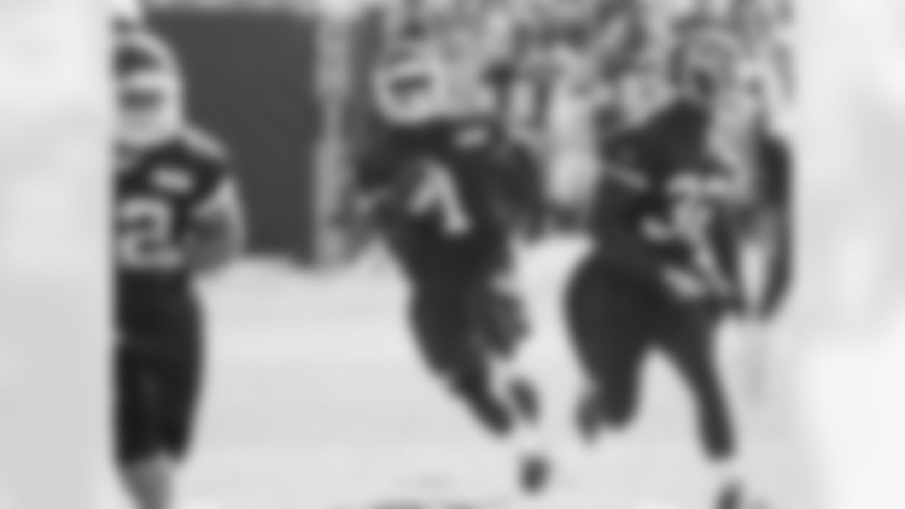 RB DeAnthony Thomas returning a kick off.