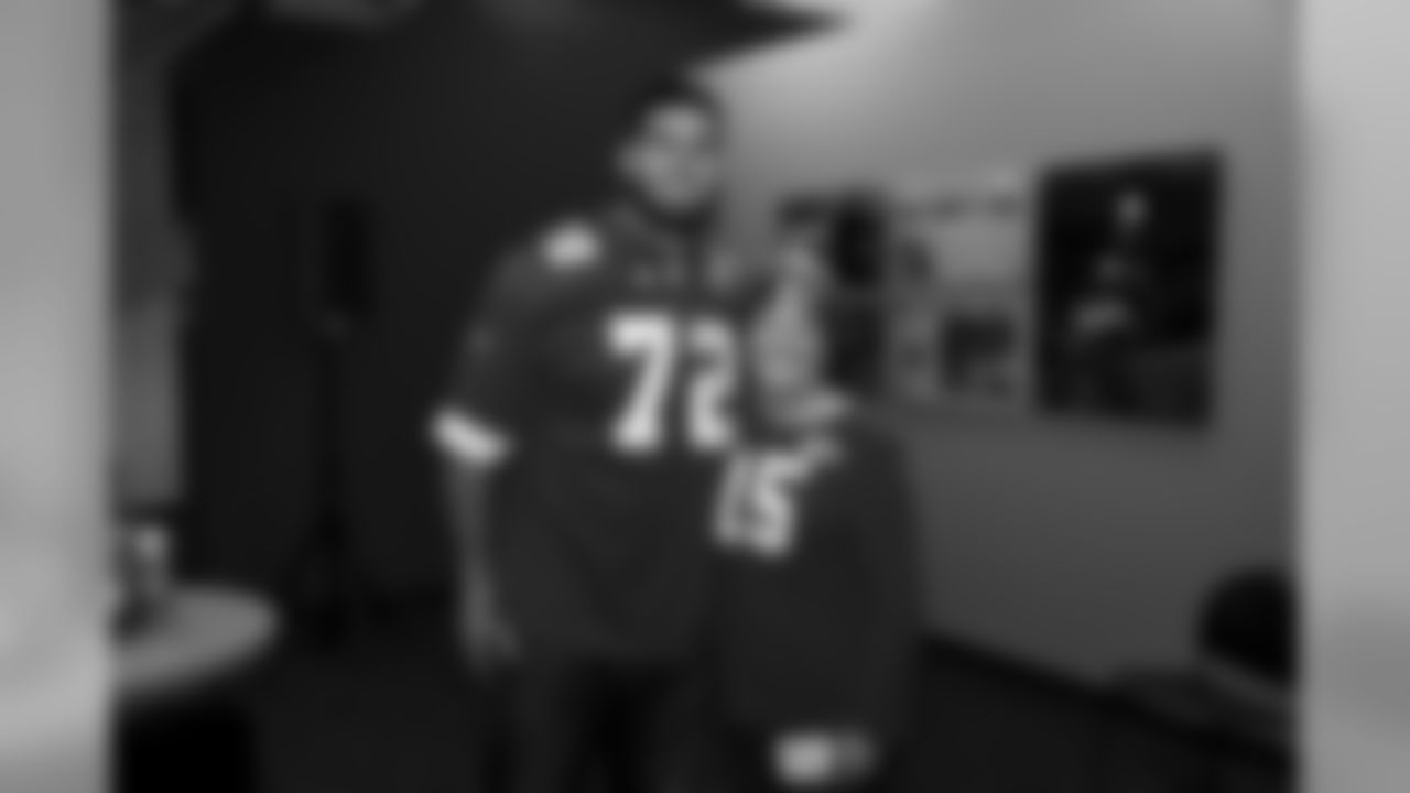 In honor of the NFL's Crucial Catch initiative, the Chiefs offensive line host a "Look Good Feel Better" session for local women battling cancer.