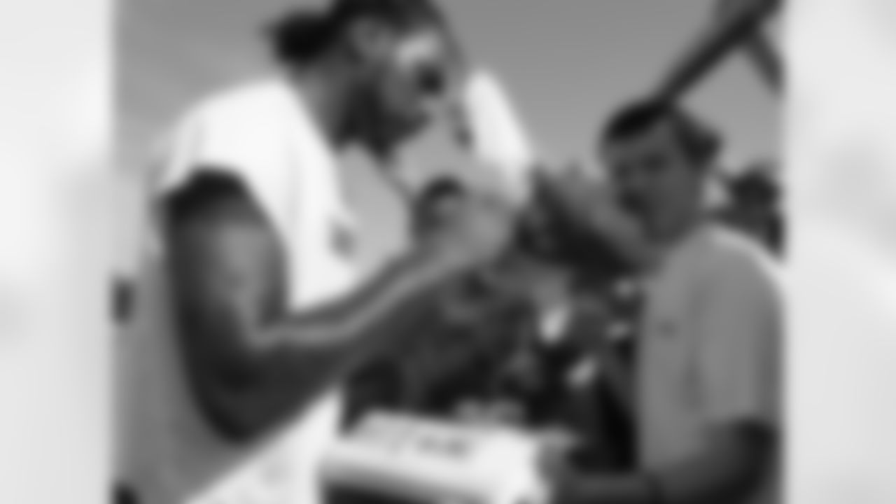 WR Dwayne Bowe siging autographs.