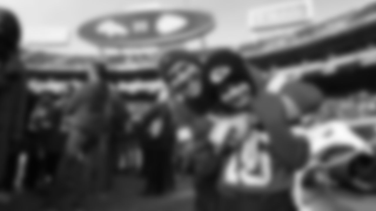 Kansas City Chiefs face off against the Denver Broncos at GEHA Field at Arrowhead Stadium on January 01, 2023.