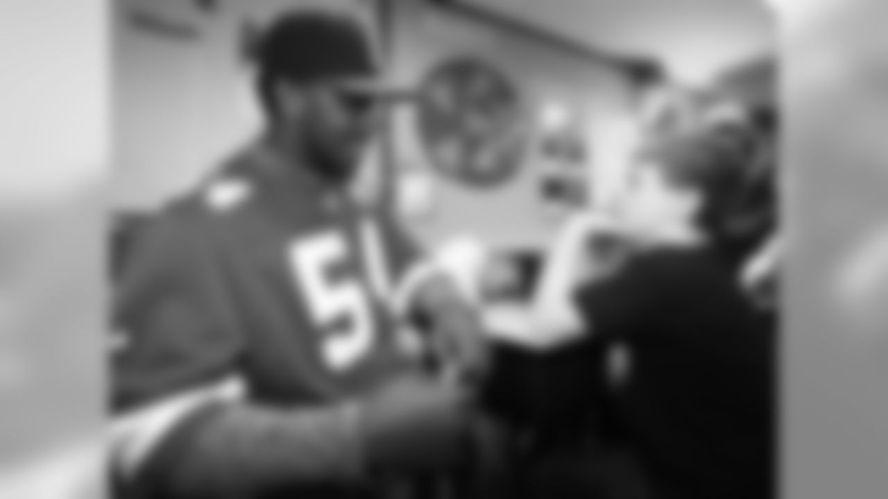 Kansas City Chiefs LB Dezman Moses visits William Yates Elementary school