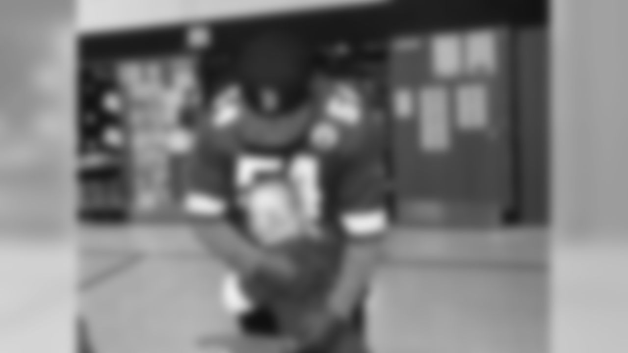 Kansas City Chiefs LB Dezman Moses visits William Yates Elementary school