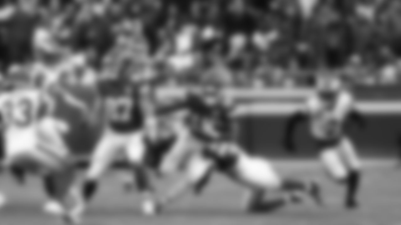 Kansas City Chiefs face off against the Los Angeles Rams at GEHA Field at Arrowhead Stadium on November 27, 2022.