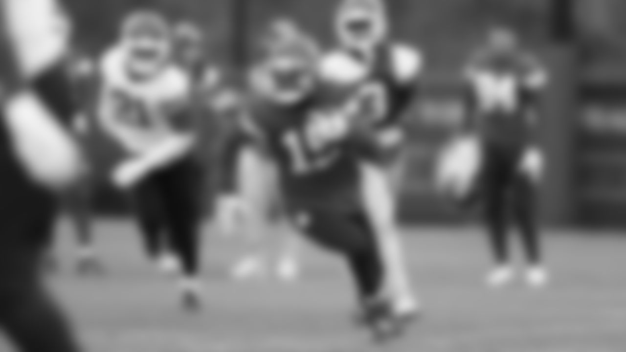 Kansas City Chiefs wide receiver Kadarius Toney (19) runs with the ball during practice on Thursday, November 17, 2022.
