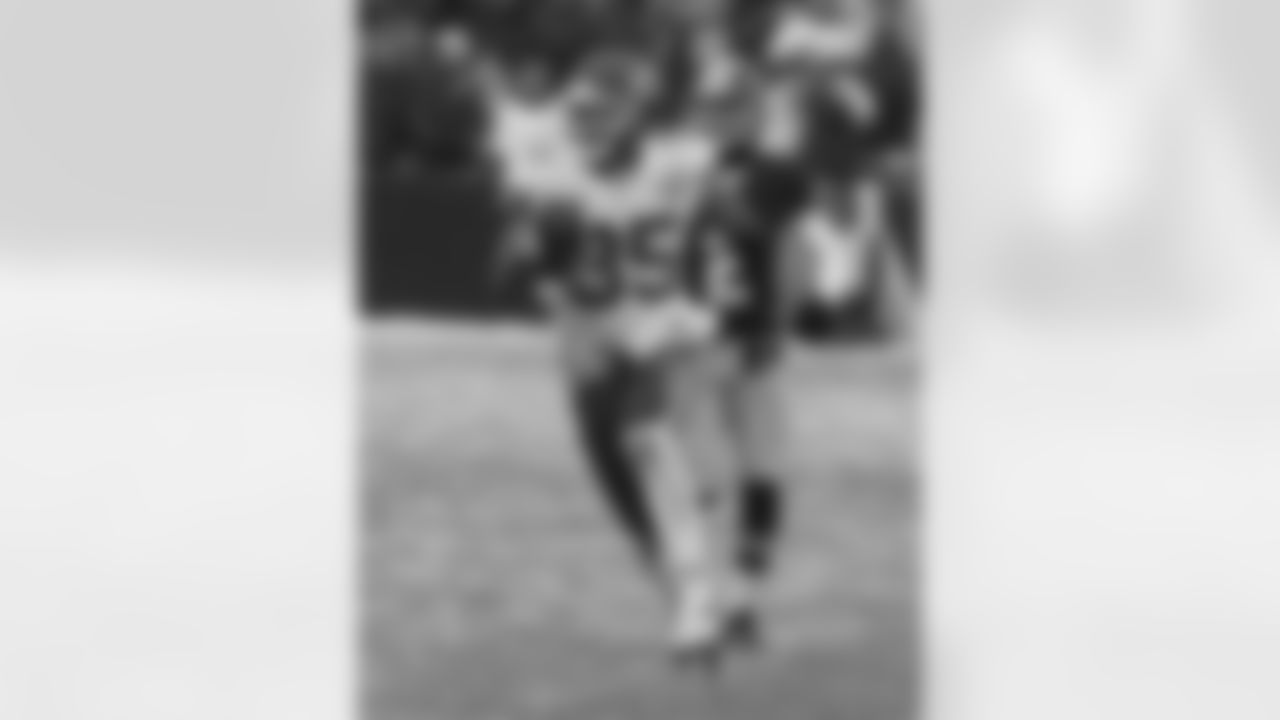 Kansas City Chiefs safety Quintin Demps (35) with the kickoff return