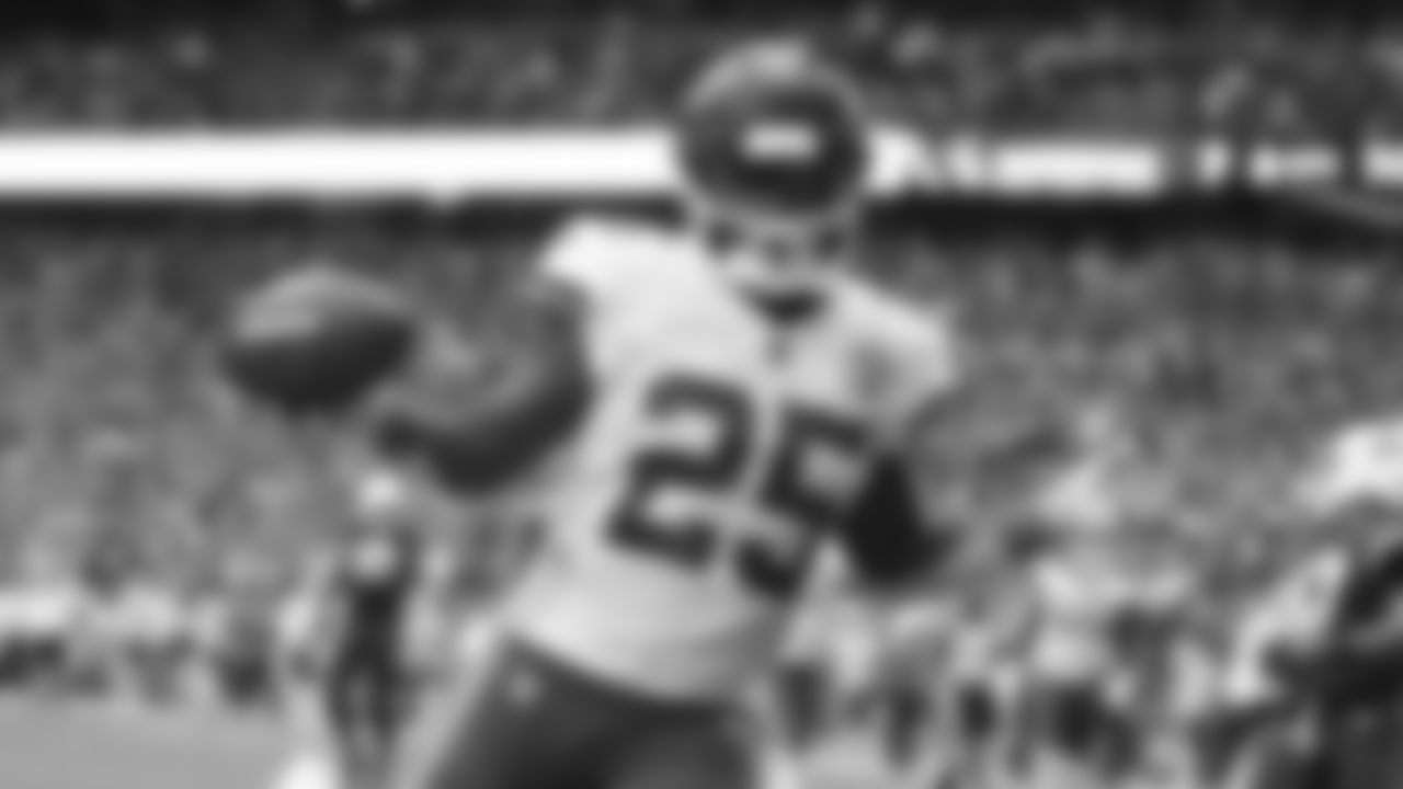 Kansas City Chiefs running back Clyde Edwards-Helaire (25) celebrates a touchdown during an NFL football game against the Arizona Cardinals in Phoenix, AZ on Sunday, September 11, 2022.