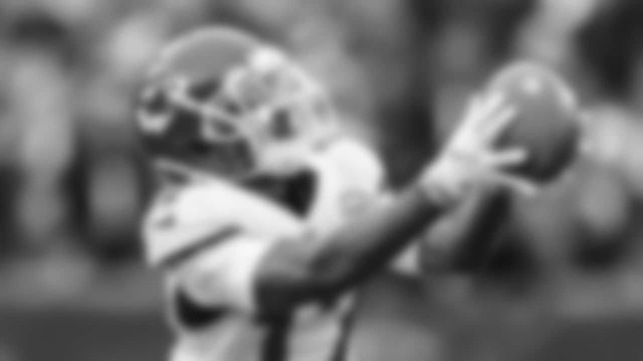 Kansas City Chiefs wide receiver Mecole Hardman (17) catches a pass during an NFL football game against the Cincinnati Bengals, Sunday, January 2, 2021 in Cincinnati.