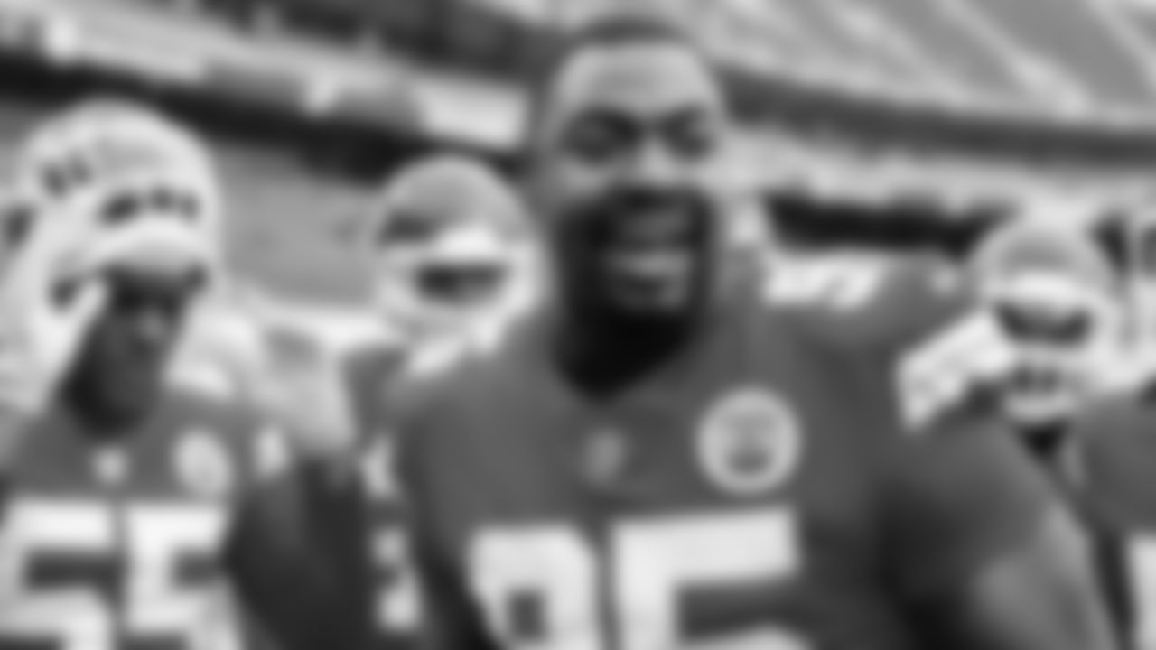 Kansas City Chiefs Defensive Tackle Chris Jones (95) huddles the linemen prior to an NFL Football game against the Los Angeles Chargers, Sunday January 3, 2021 in Kansas City.