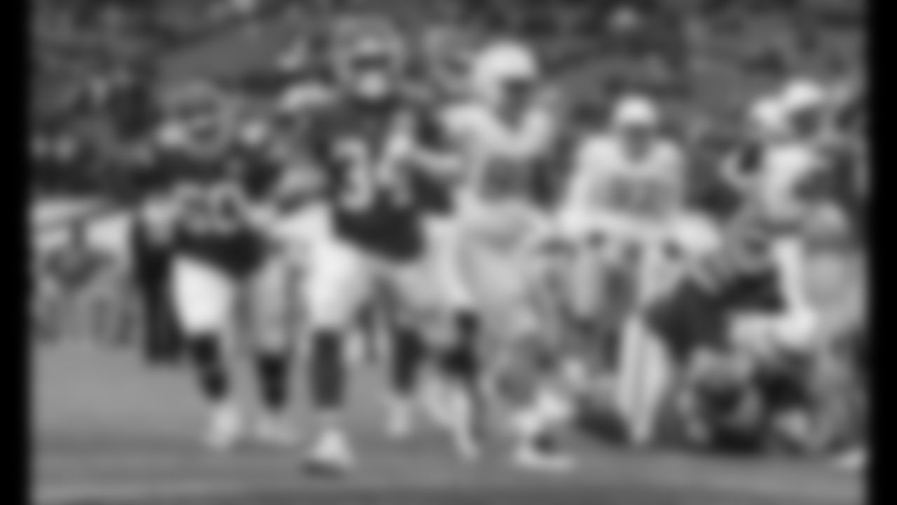 Kansas City Chiefs Running Back Darwin Thompson (34) runs with the ball for a touchdown during an NFL Football game against the Los Angeles Chargers, Sunday January 3, 2021 in Kansas City.