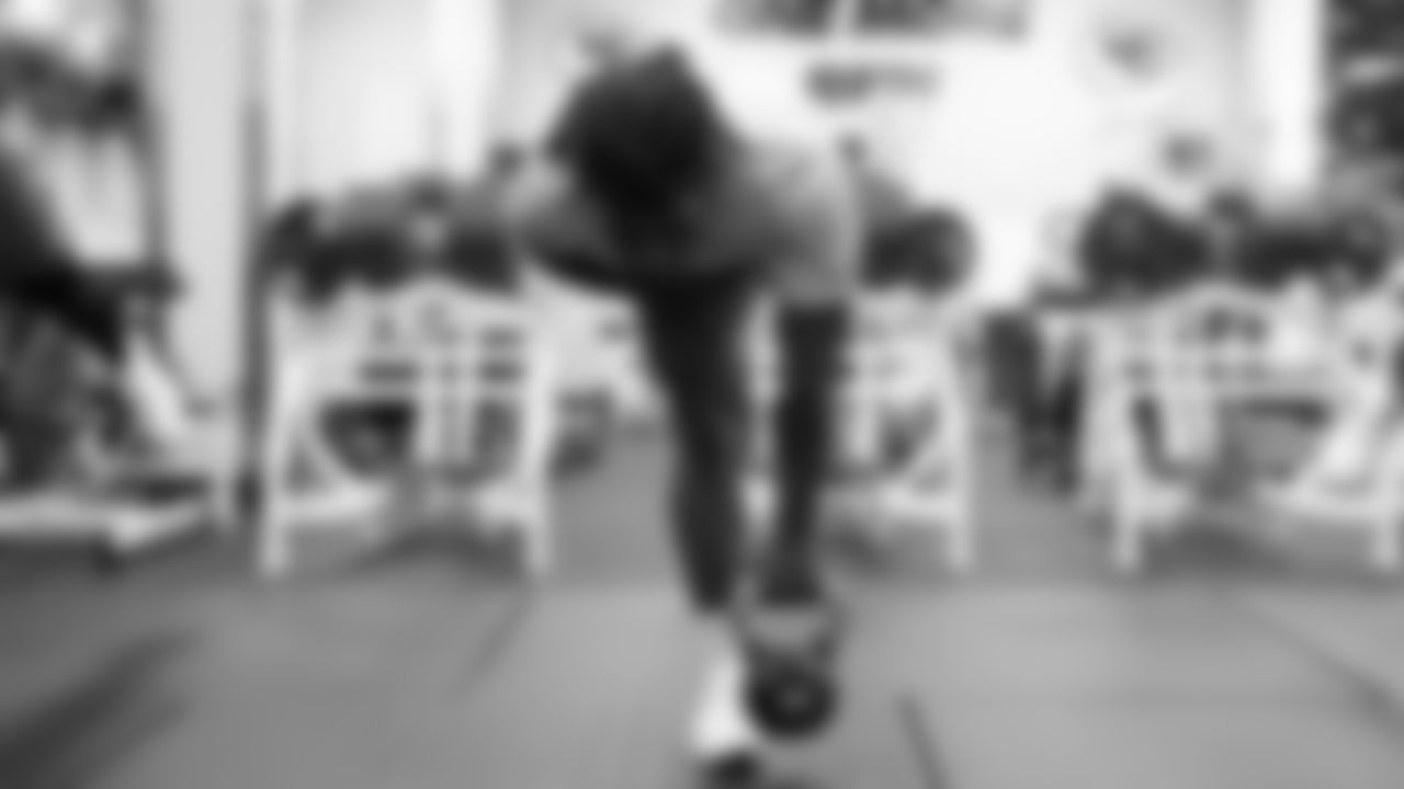Kansas City Chiefs linebacker Nick Bolton (32) lifting on Thursday, May 13, 2022.