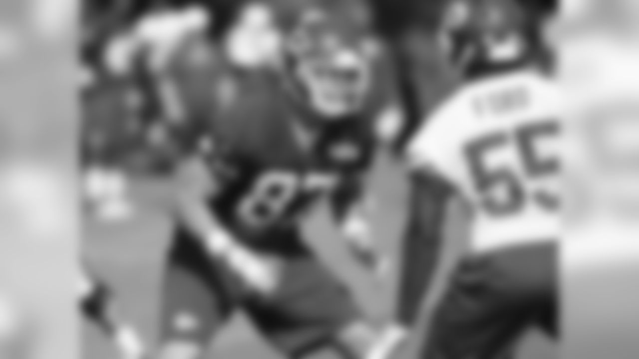 TE Travis Kelce preparing to block LB Dee Ford