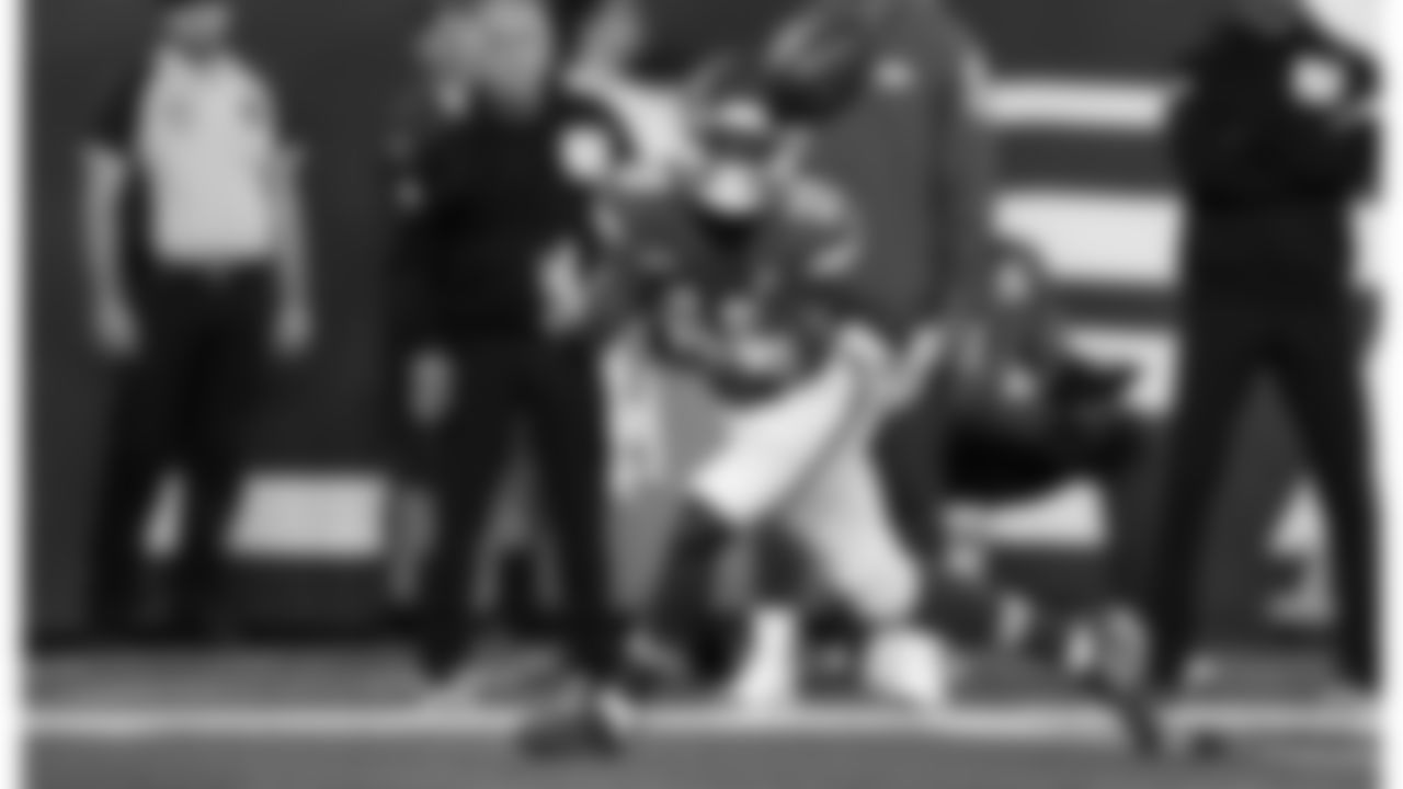 Kansas City Chiefs wide receiver Kadarius Toney (19) catches the ball during the regular season Week 4 NFL Football Game on Sunday, October 1, 2023 at MetLife Stadium in East Rutherford, NJ.