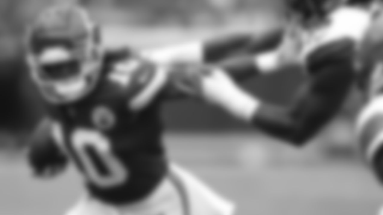 Kansas City Chiefs running back Isiah Pacheco (10) runs the ball during the Chiefs preseason Week 3 matchup against the Cleveland Browns at GEHA Field at Arrowhead Stadium on Saturday, August 26, 2023.