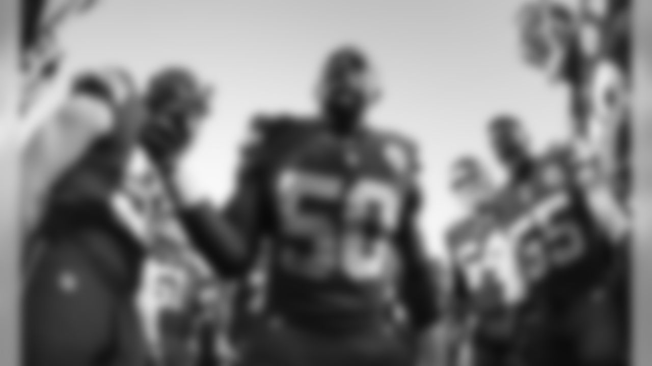 Kansas City Chiefs linebacker Justin Houston (50) talks in the middle of the team huddle before the September 29, 2014 home game against the New England Patriots. The Chiefs won 41-14.