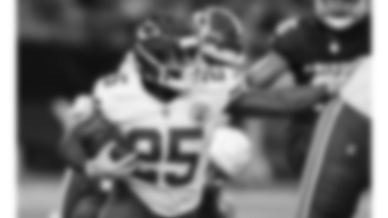 Kansas City Chiefs running back Clyde Edwards-Helaire (25) runs the ball during the game at the Chiefs preseason Week 2 matchup against the Arizona Cardinals on Saturday, August 19, 2023.