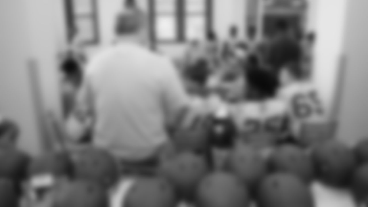031_NFL_Huddle_100