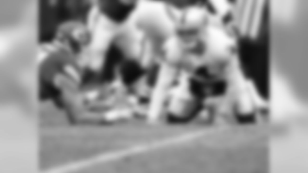 Oakland Raiders quarterback Derek Carr (4)