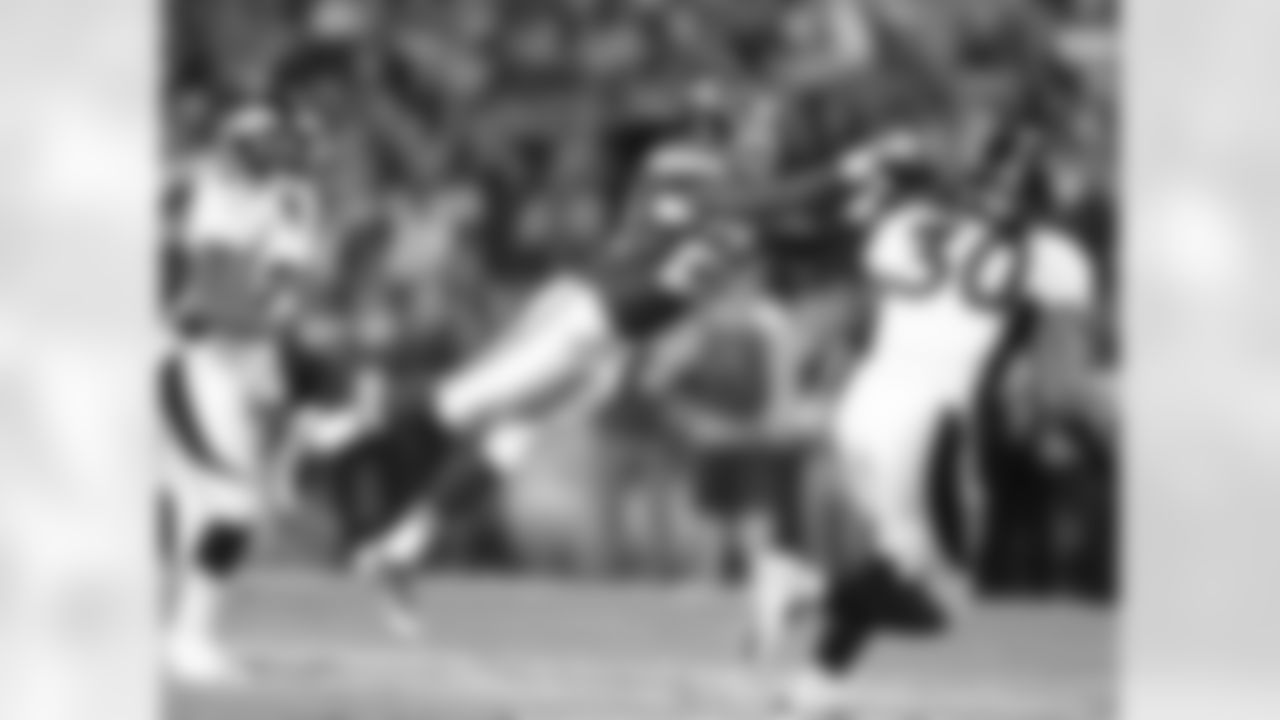 Dexter McCluster dives to make a catch
