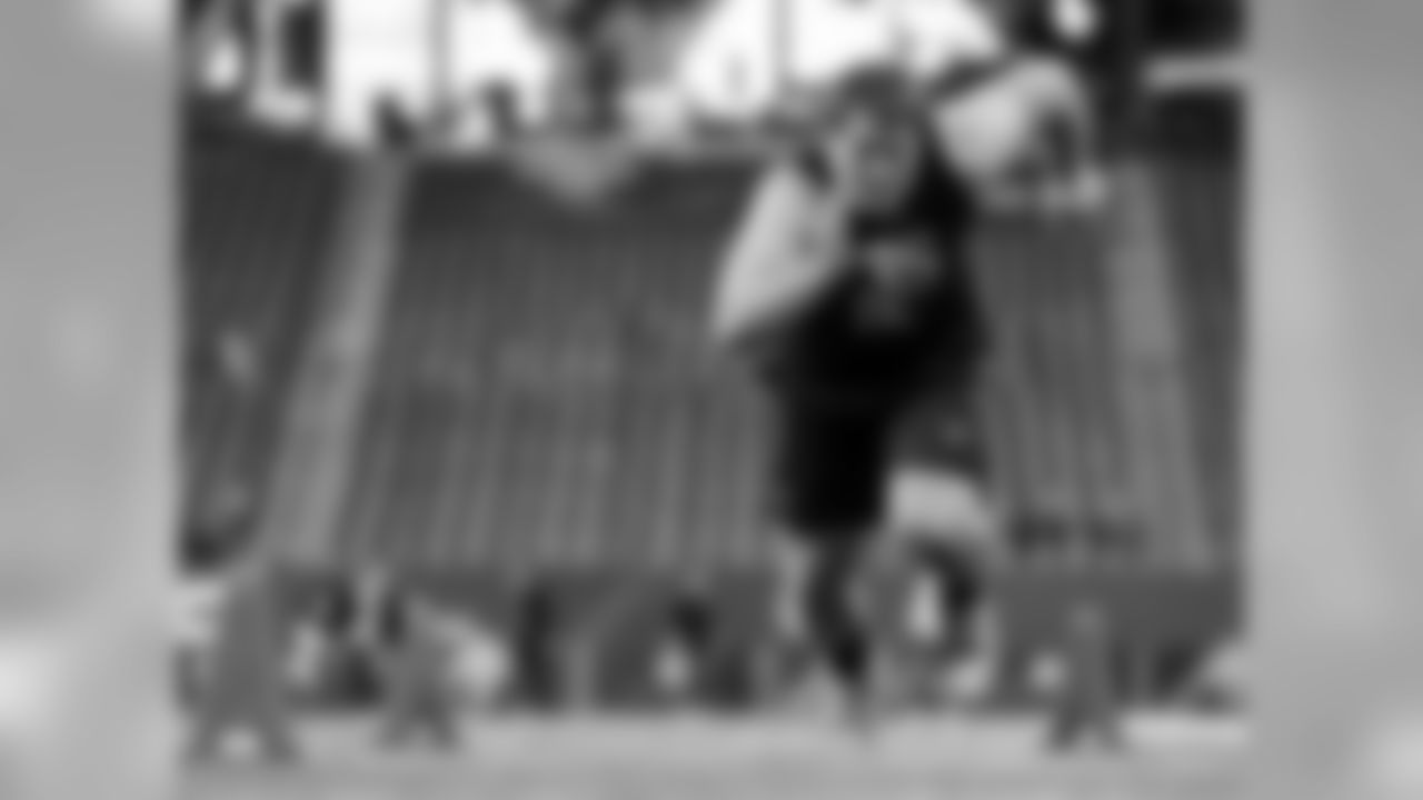 Hobart offensive tackle Ali Marpet (50)