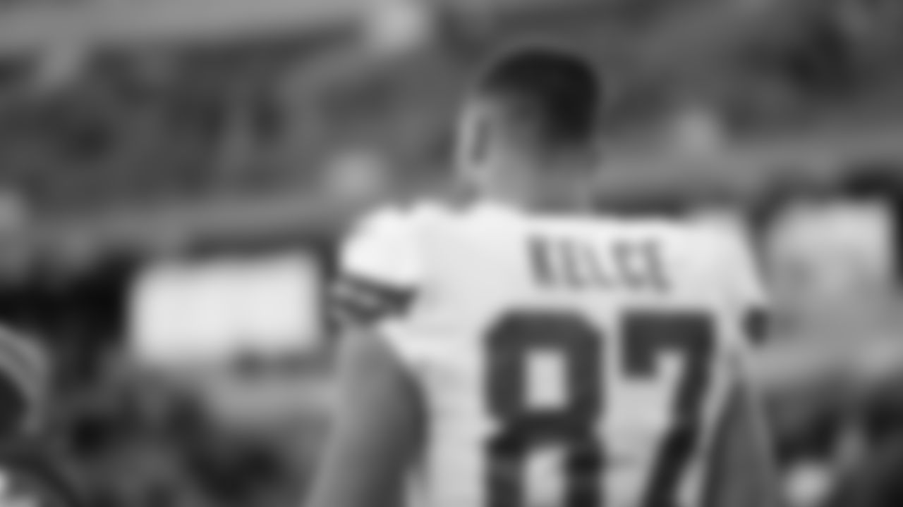 Kansas City Chiefs tight end Travis Kelce (87) prior to an NFL football game against the Cincinnati Bengals, Sunday, December 4, 2022 in Cincinnati.