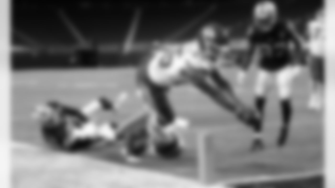 Kansas City Chiefs running back Clyde Edwards-Helaire (25) during an NFL football game against the Las Vegas Raiders at Allegiant Stadium on November 22, 2020