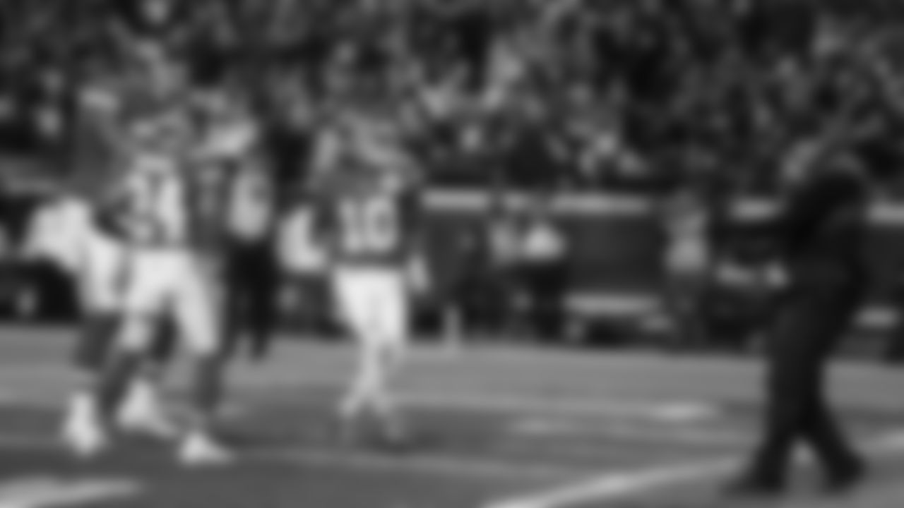 Kansas City Chiefs face off against the Los Angeles Rams at GEHA Field at Arrowhead Stadium on November 27, 2022.