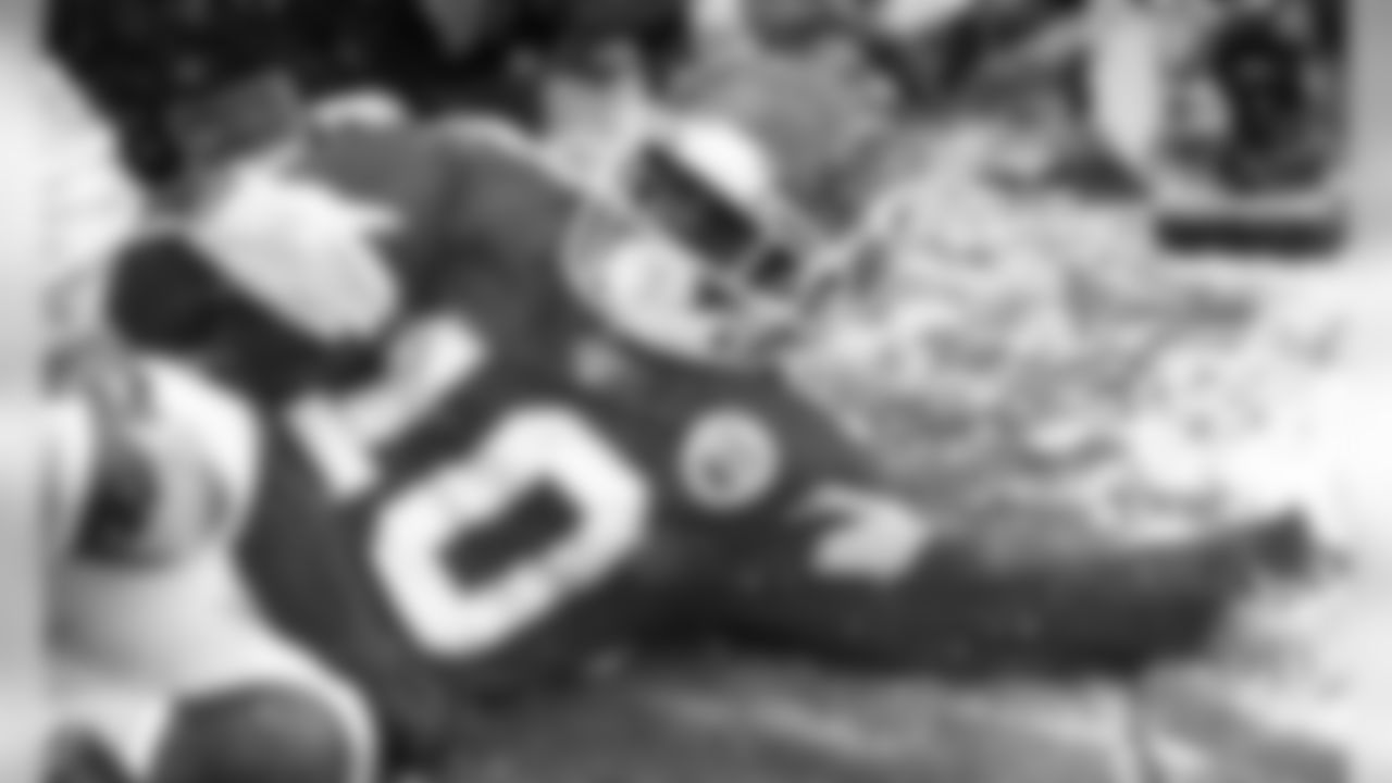 Kansas City Chiefs Wide Receiver Tyreek Hill (10) during the game between the Kansas City Chiefs and the Denver Broncos at Arrowhead Stadium on December 15, 2019.