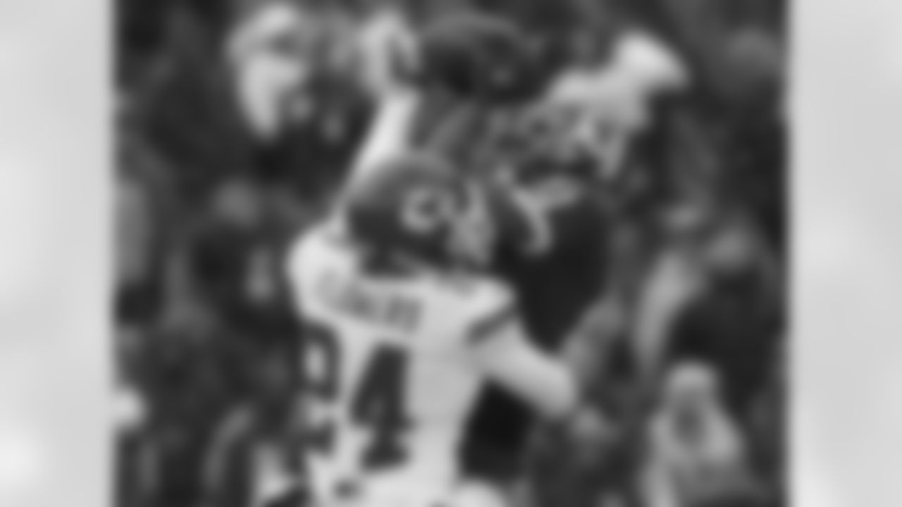 Kansas City Chiefs corner back Brandon Flowers (24) jumps for the ball
