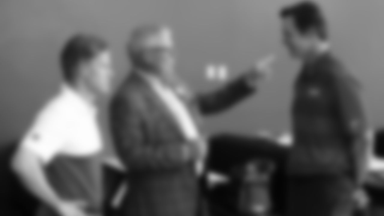 035_NFL_Huddle_100