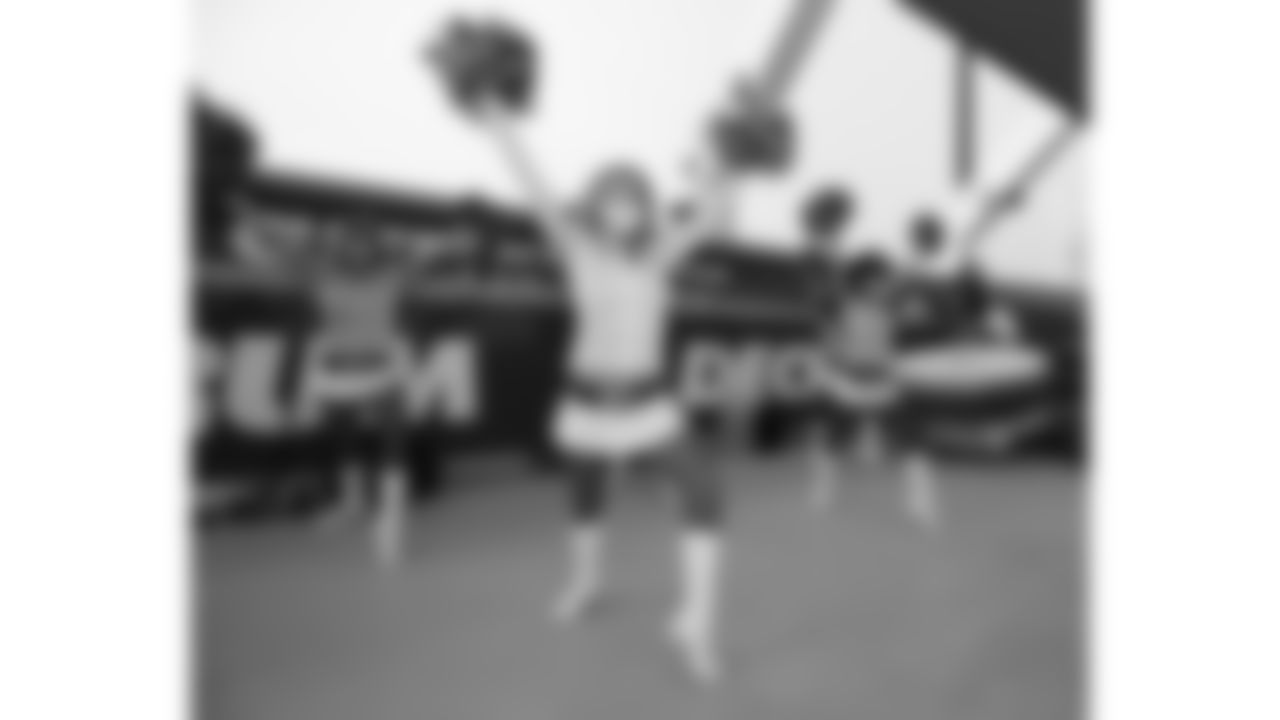 011_2020-W4_CheerGallery
