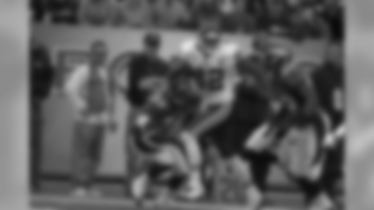 WR Dwayne Bowe gaining yard after the catch during the Chiefs 24-17 loss on December 7, 2008.