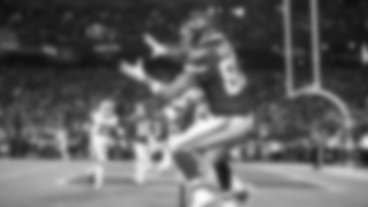 Kansas City Chiefs tight end Travis Kelce (87) ready to make the game winning catch during the divisional playoff football game against the Buffalo Bills, Sunday, January 23, 2022 in Kansas City.