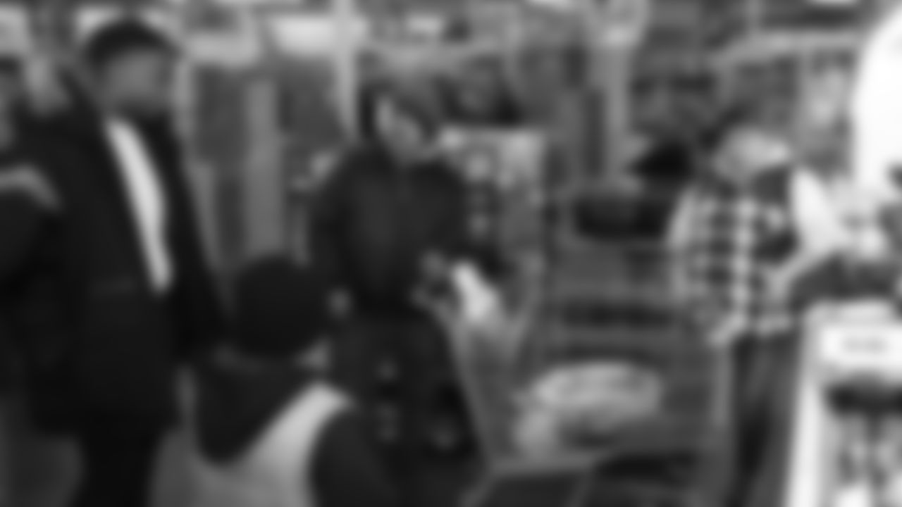 KAnsas City Chiefs Saftey Justin Reid Shops with local families for a Thanksgiving Grocery Grab.