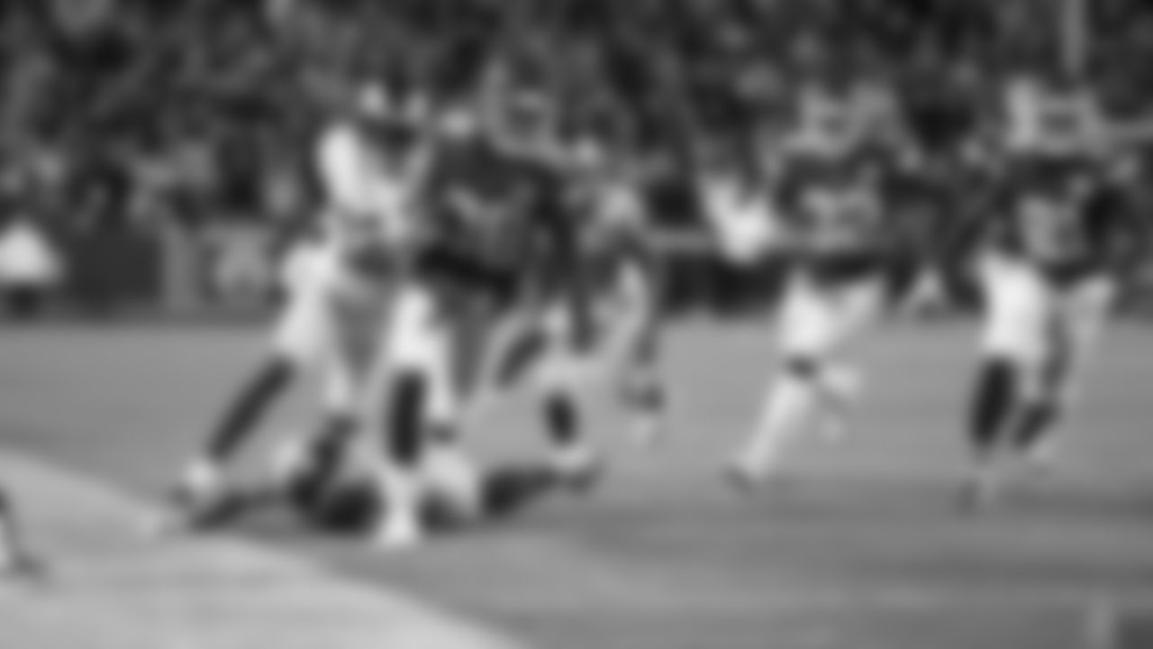 Kansas City Chiefs face off against the Los Angeles Rams at GEHA Field at Arrowhead Stadium on November 27, 2022.