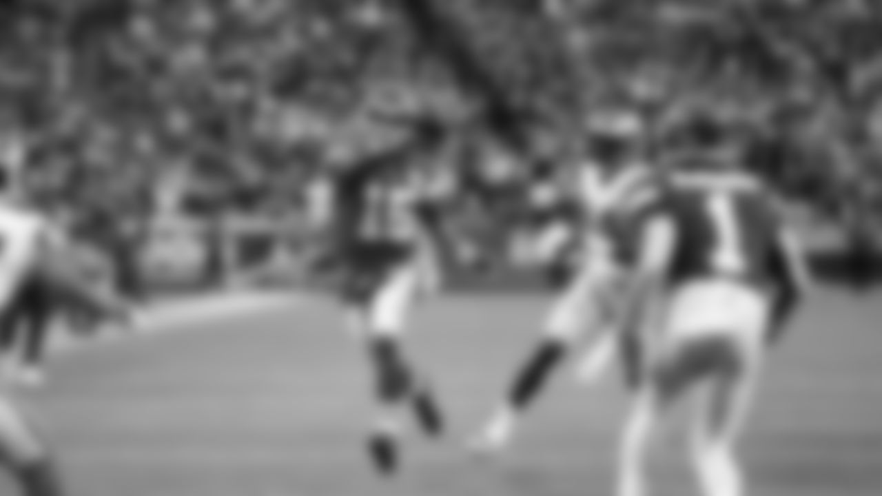 Kansas City Chiefs face off against the Los Angeles Rams at GEHA Field at Arrowhead Stadium on November 27, 2022.