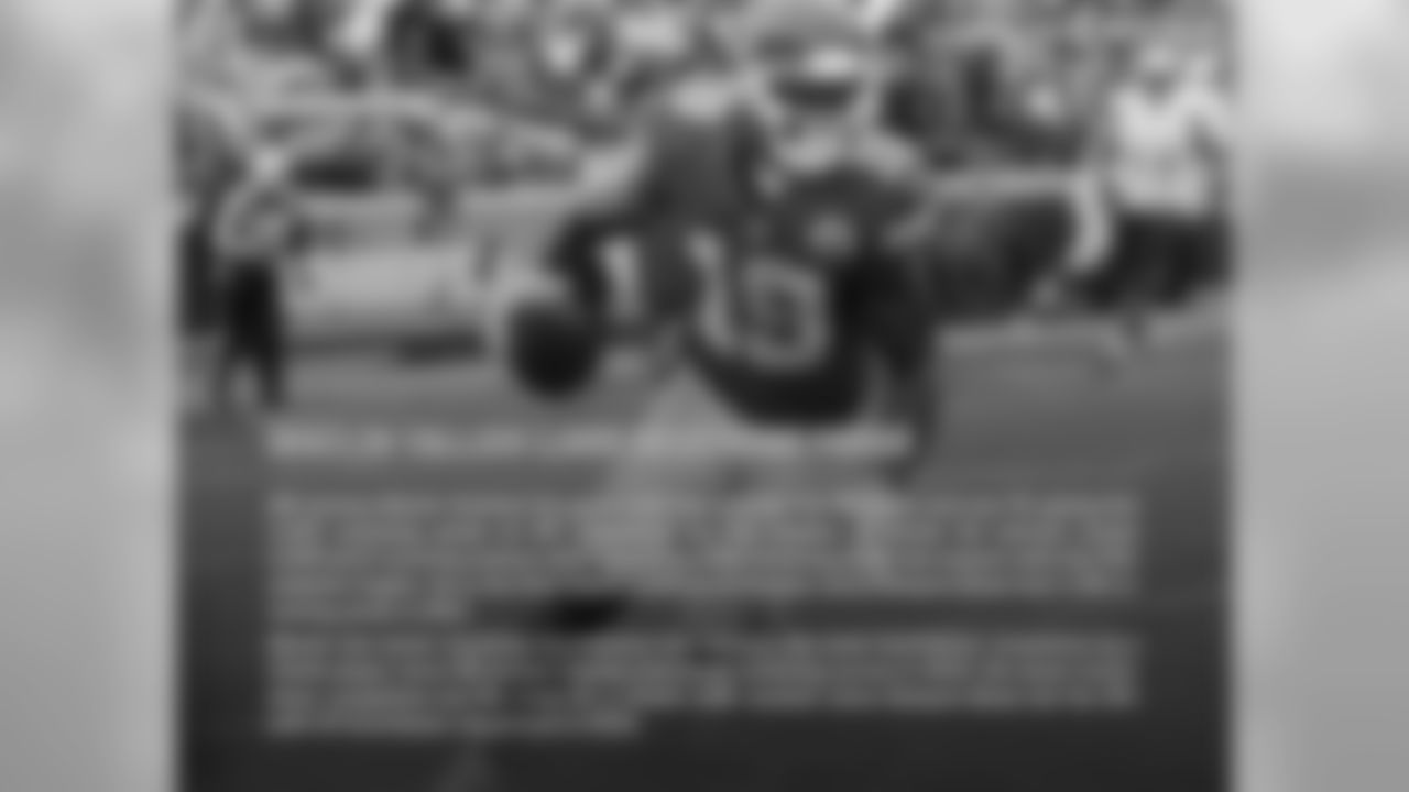 MACLIN TALLIES 1,000 RECEIVING YARDS: WR Jeremy Maclin finished the game with five catches for 49 yards and one TD, giving him 1,034 receiving yards on 84 receptions for the season. It marks his second career 1,000-yard receiving season after recording 1,318 receiving yards last season with the Philadelphia Eagles. He is the first Chiefs 1,000-yard receiver since Dwayne Bowe had 1,159 receiving yards in 2011.
Maclin has seven receiving touchdowns this season, the most touchdown receptions by a Chiefs player since RB Jamaal Charles had seven receiving scores in 2013. His seven touchdown receptions are the most for a Chiefs wide receiver since Dwayne Bowe led the NFL with 15 touchdown receptions in 2010.