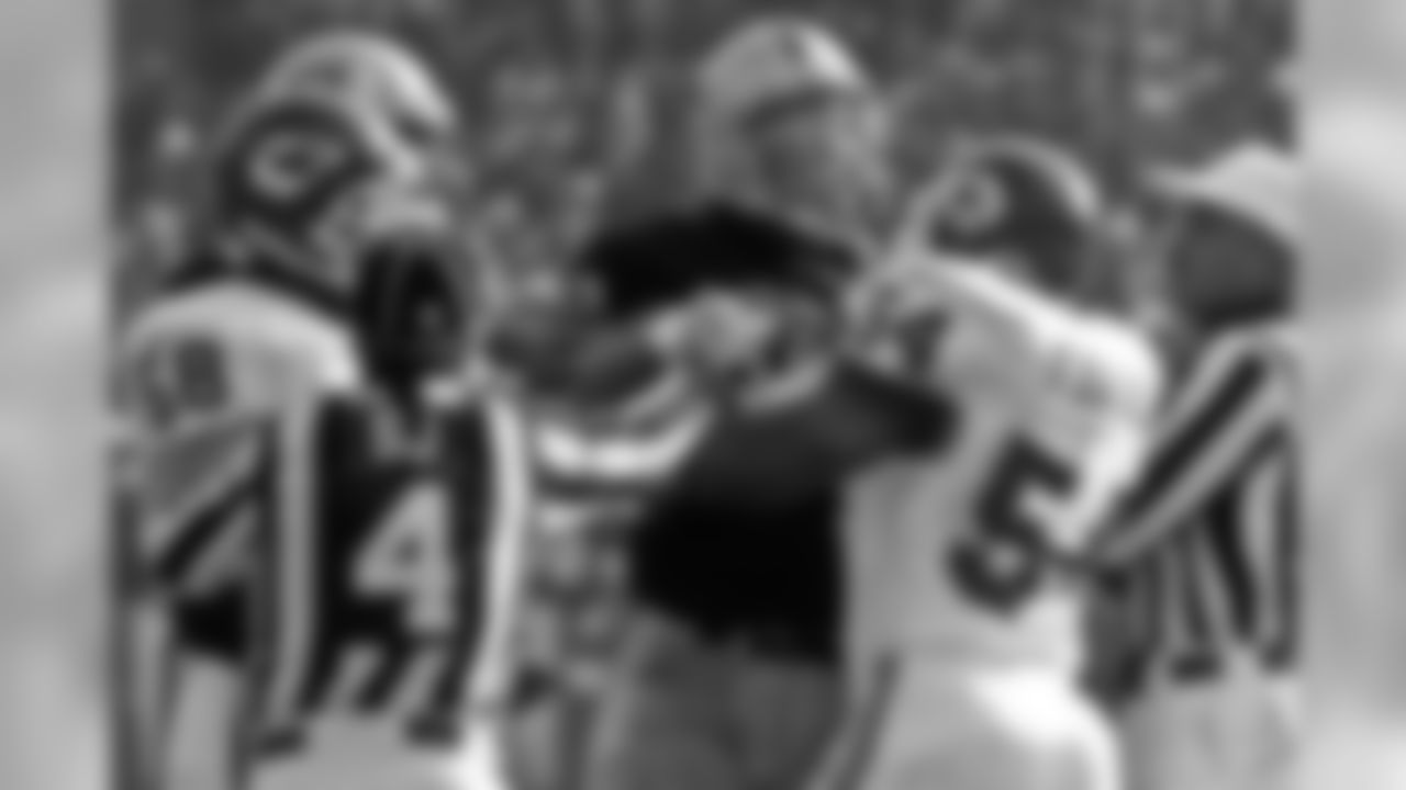 Chiefs LB Greg Favors and Raiders Tackle Lincoln Kennedy have a discussion during the Chiefs 31-24 win on December 26, 1998.
