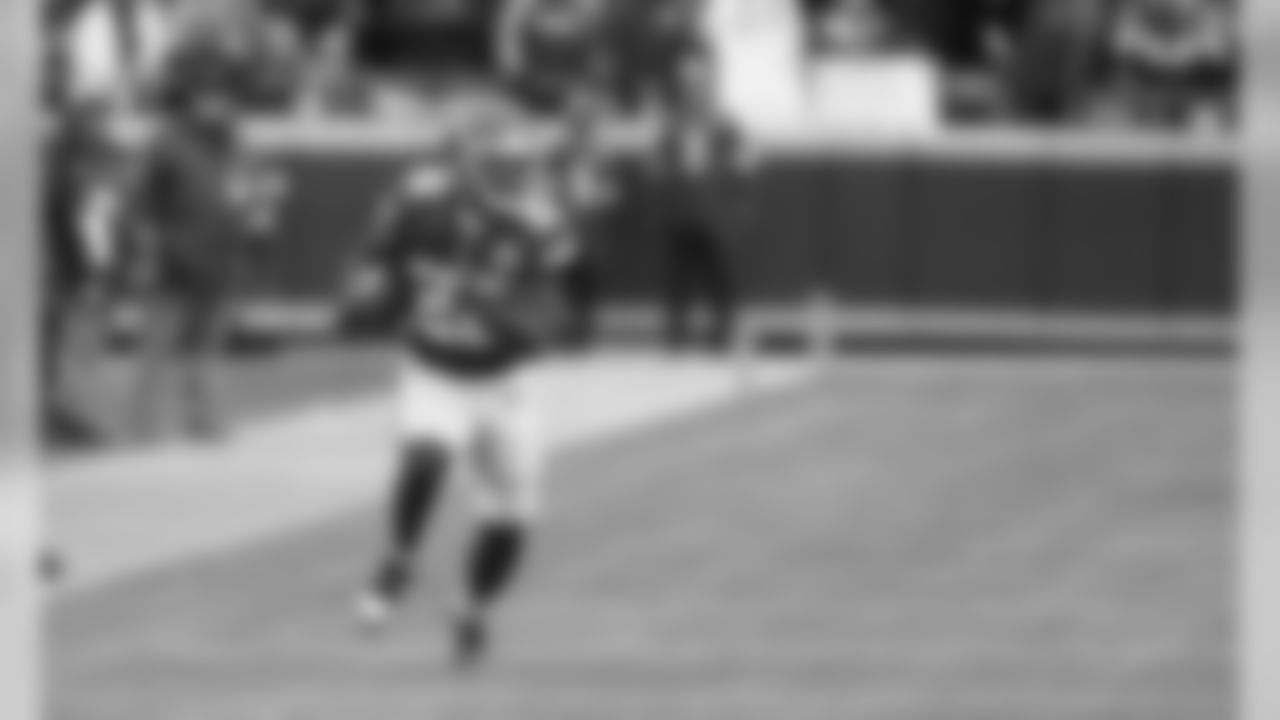 Kansas City Chiefs Running Back Damien Williams (26) during the game between the Kansas City Chiefs and the Los Angeles Chargers at Arrowhead Stadium.