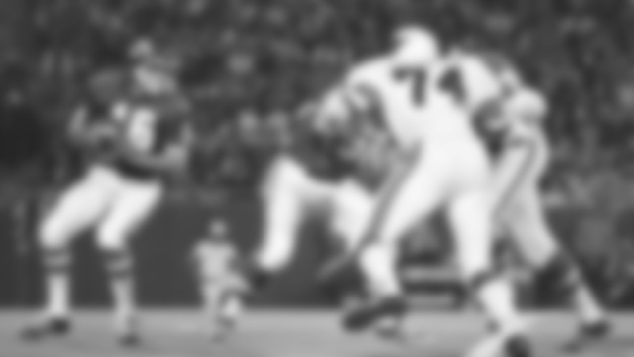 Kansas City Chiefs quarterback Len Dawson (16) drops back for a pass during a 1972 game against the St. Louis Cardinals.