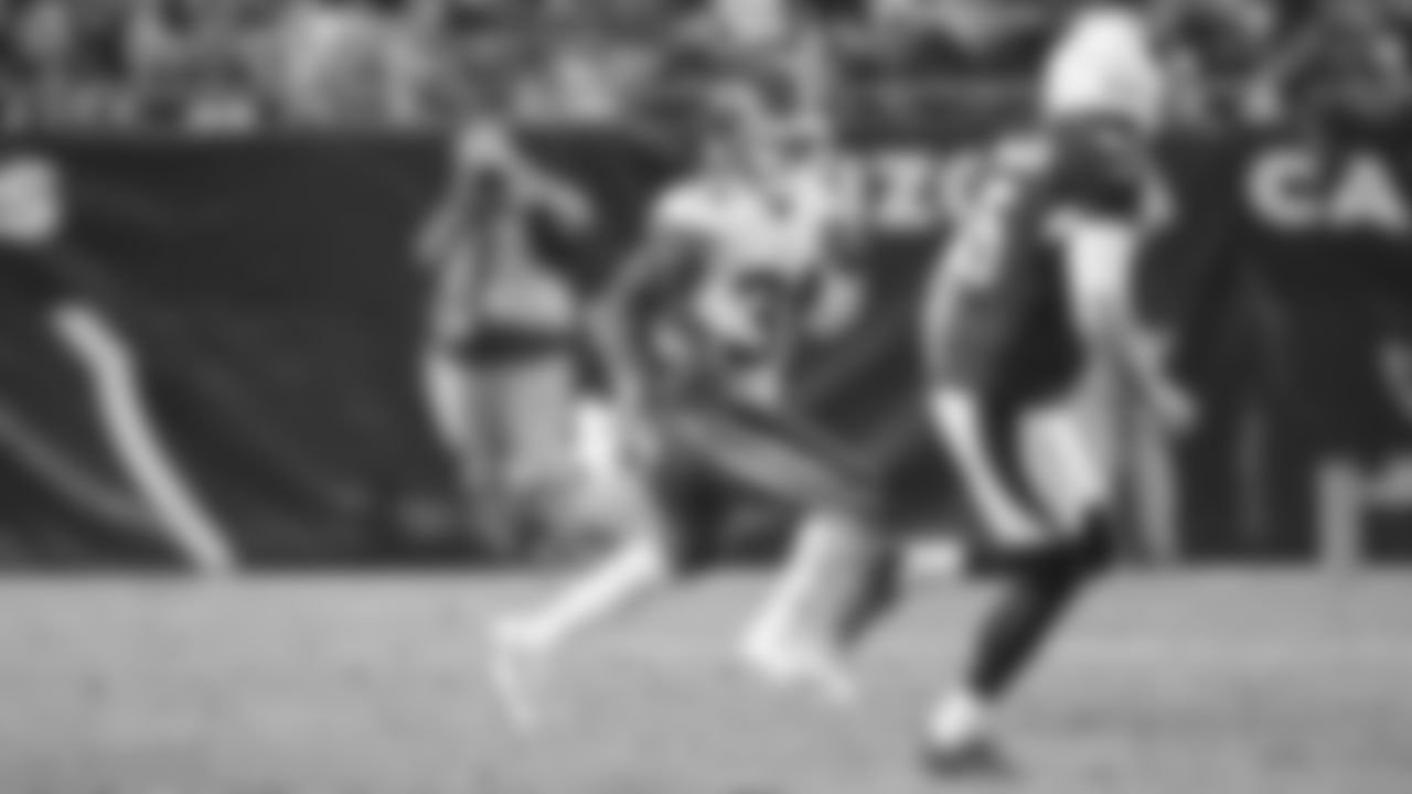 Kansas City Chiefs running back Darwin Thompson (34) runs the ball during preseason game two against the Arizona Cardinals, Friday, Aug. 20th, 2021.