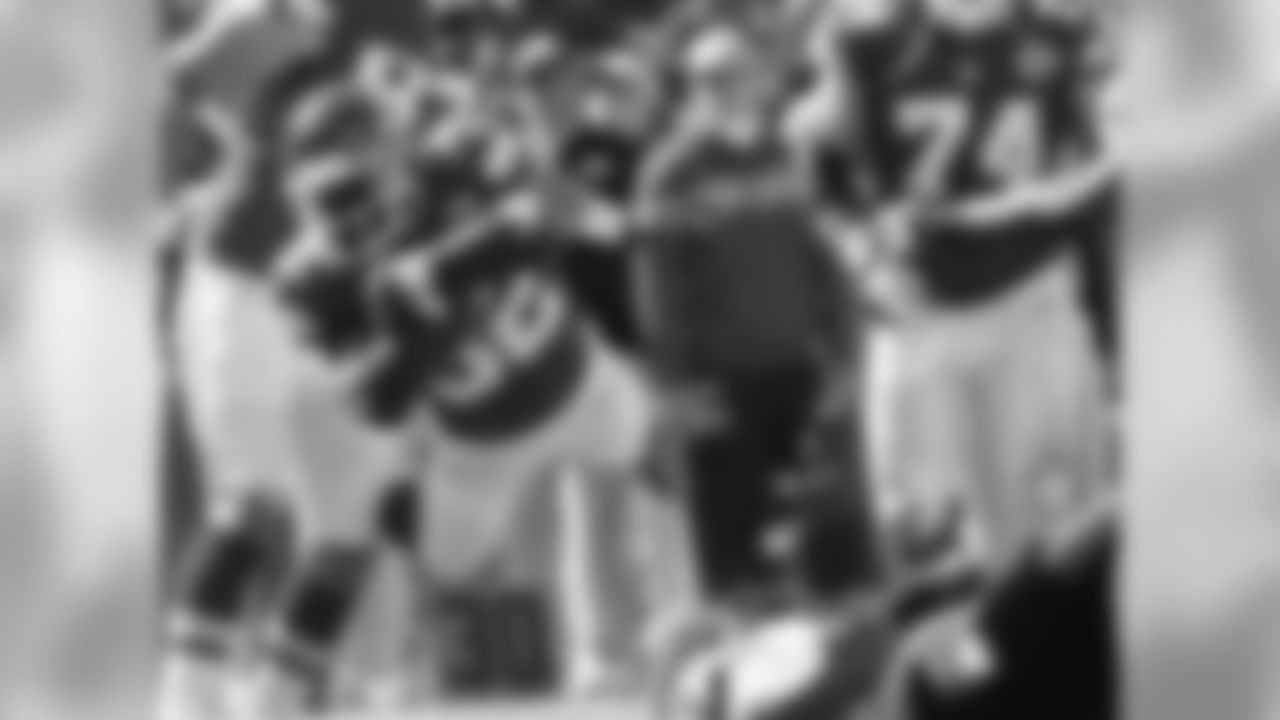32 - Cyrus Gray - RB // HT. 5-10, WT. 206 // College: Texas A&M // Hometown: DeSoto, Texas