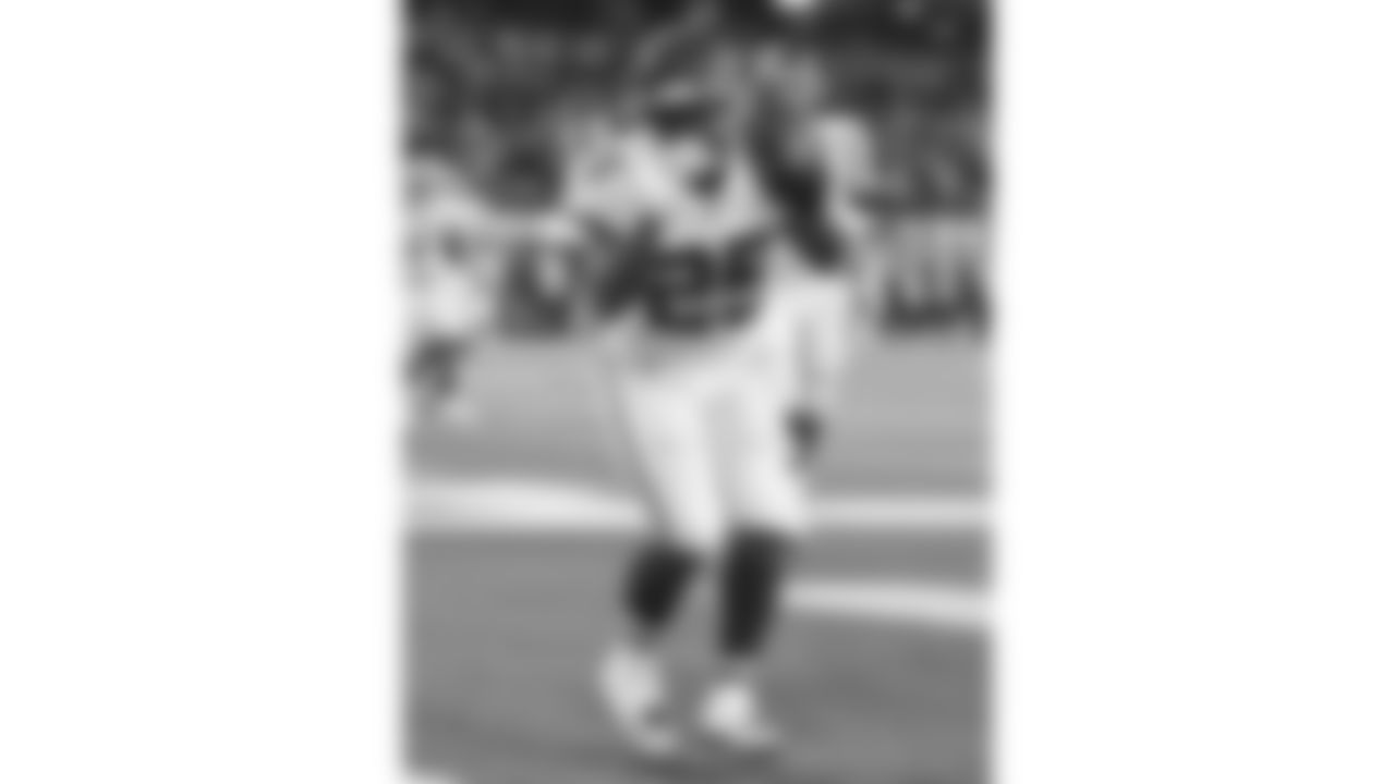 Kansas City Chiefs running back Clyde Edwards-Helaire (25) during an NFL football game against the Los Angeles Chargers on Thursday, December 16, 2021 in Los Angeles.