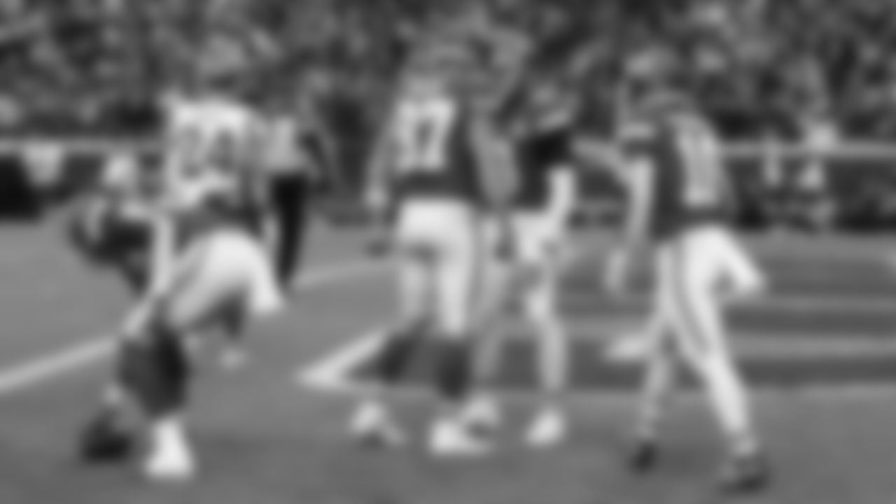 Kansas City Chiefs face off against the Los Angeles Rams at GEHA Field at Arrowhead Stadium on November 27, 2022.