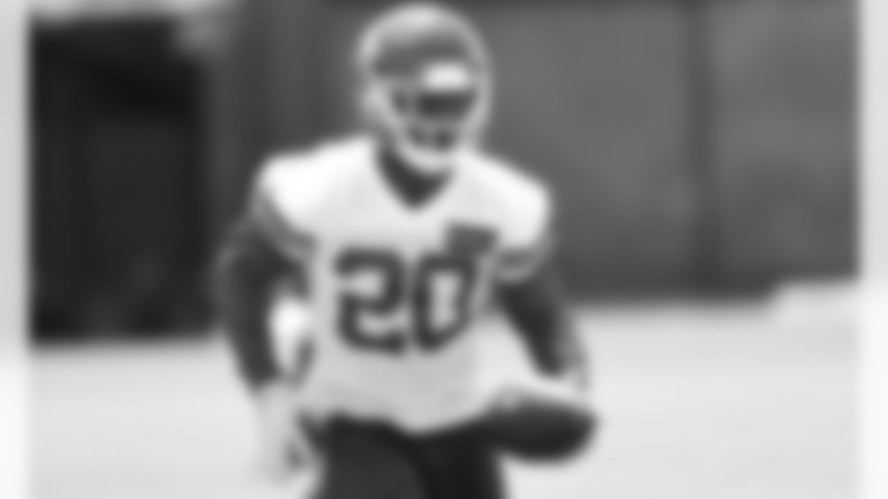 Kansas City Chiefs Defensive Back Will Parks (20) runs with the ball after an interception during phase 3 workouts at the The University of Kansas Health System Training Complex.