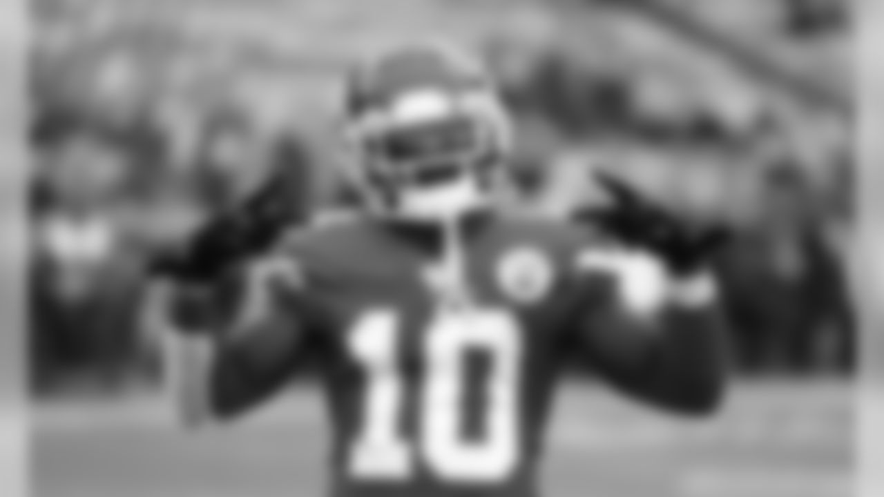 The Kansas City Chiefs take on the Oakland Raiders at Arrowhead Stadium on December 1, 2019.