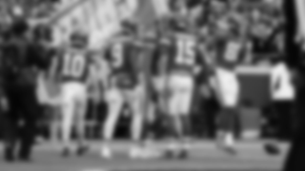 Kansas City Chiefs face off against the Los Angeles Rams at GEHA Field at Arrowhead Stadium on November 27, 2022.