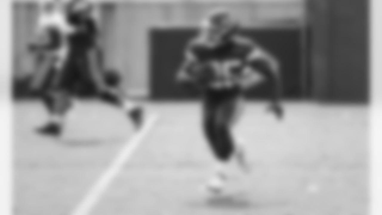 Kansas City Chiefs running back Clyde Edwards-Helaire (25) during practice at the University of Kansas Health System Training Complex