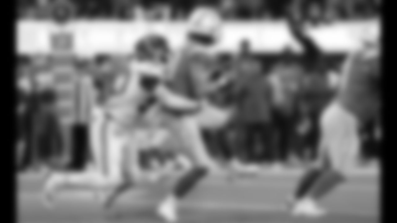 Kansas City Chiefs face off against the Los Angeles Chargers at SoFi Stadium on November 20, 2022 in Los Angeles, California