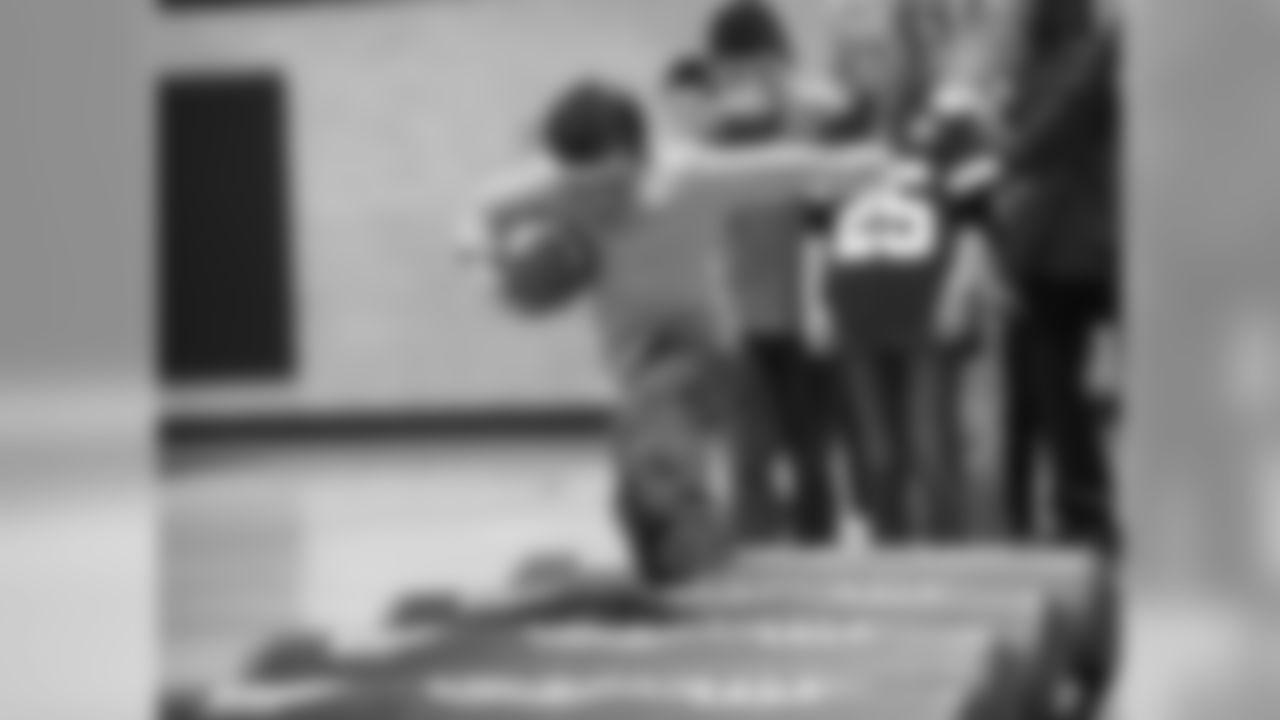 Kansas City Chiefs LB Dezman Moses visits William Yates Elementary school