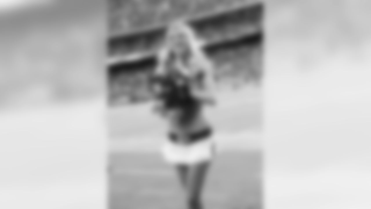 Kansas City Chiefs Cheerleader Sara